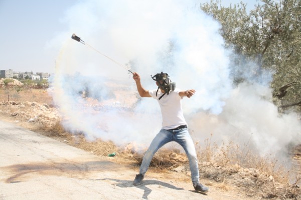 إصابات بالاختناق في دير نظام والمستوطنون يهاجمون أحد المنازل