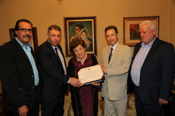 الحوت تتسلم جائزة القدس للثقافة والابداع للعام 2015