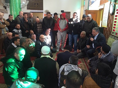 دبور يؤدي صلاة الجمعة في مسجد الفرقان