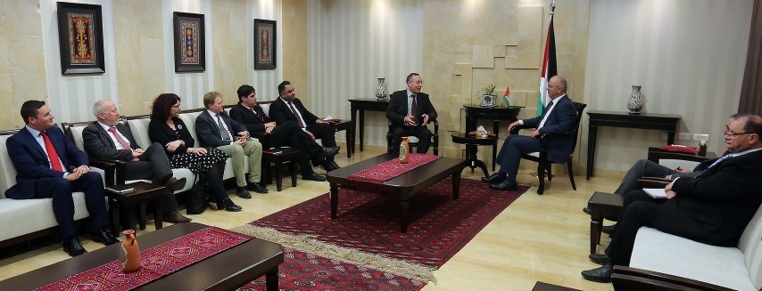 الحمد الله يدعو البرلمان البريطاني لتسليط الضوء على انتهاكات الاحتلال