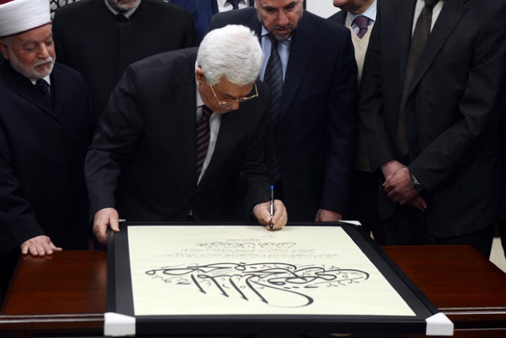 الرئيس يوقع على انتهاء المرحلة الأولى من كتابة مصحف المسجد الأقصى