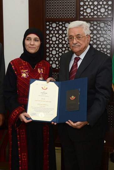 الرئيس يقلد المعلمة حنان الحروب وسام الثقافة- مستوى الإبداع