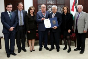 الرئيس يقلد الأب خريستو وسام المواطنة الفخرية