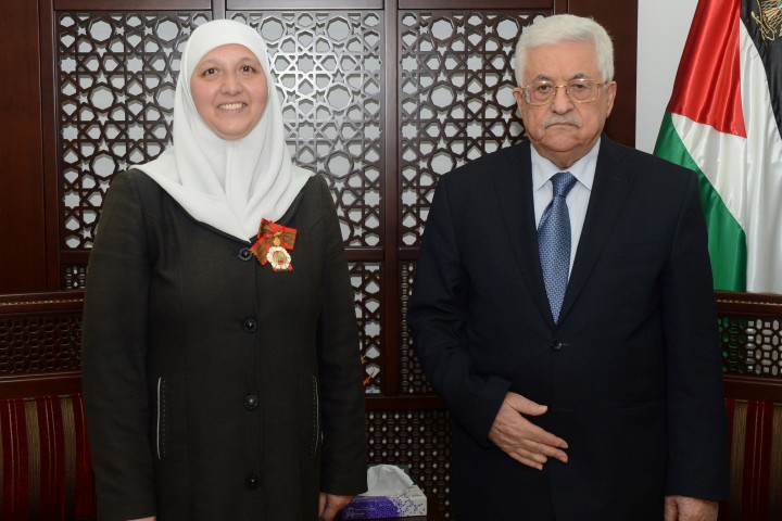 الرئيس يقلد المعلمة فداء زعتر رتبة فارس من وسام دولة فلسطين