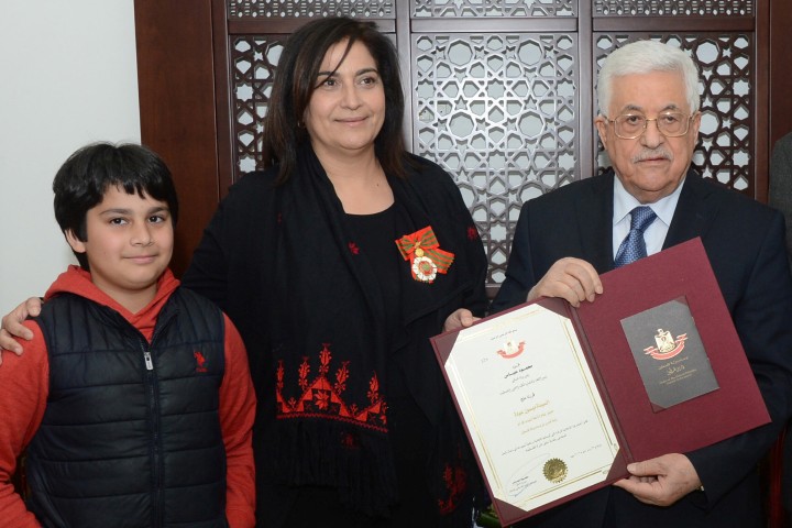 الرئيس يقلد السيدة ميسون عودة رتبة فارس من وسام دولة فلسطين