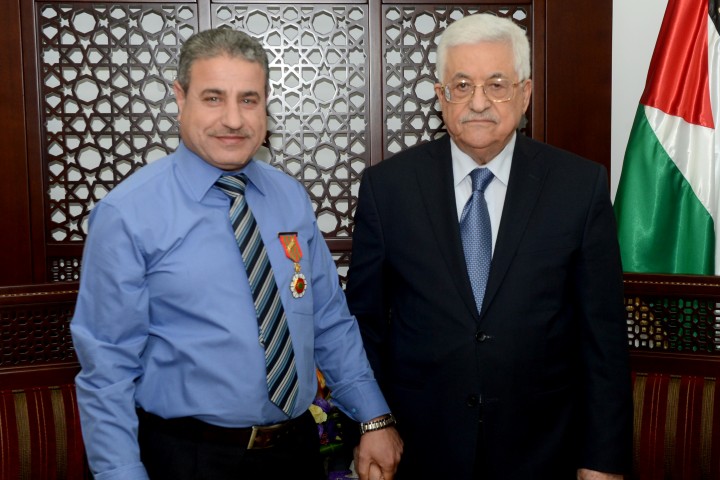 الرئيس يقلد المعلم جودت صيصان رتبة فارس من وسام دولة فلسطين