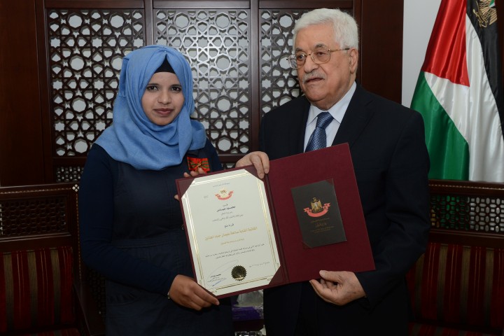 الرئيس يقلد الكاتبة صالحة الهذلين رتبة فارس من وسام دولة فلسطين