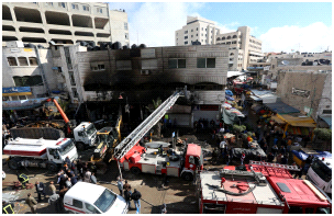 البيرة: قوات الاحتلال تستولي على محتويات شركة صرافة وتحرقها والنيران تمتد لسوق الخضار