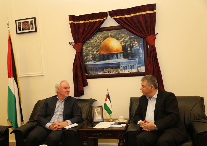 السفير دبور يجتمع مع مدير عام الاونروا في لبنان