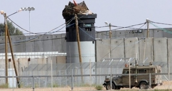 أبراج الاحتلال العسكرية تُطلق النار على مزارعين فلسطينيين يحصدون القمح شرقي خزاعة في خانيونس