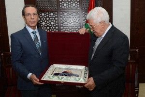 لرئيس يكرم الكاتب والأديب ربعي المدهون