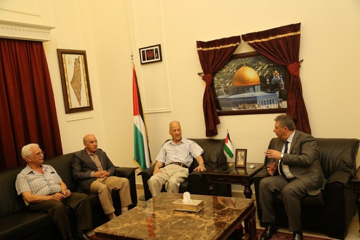 السفير دبور يستقبل وفدا من الجبهة الديمقراطية