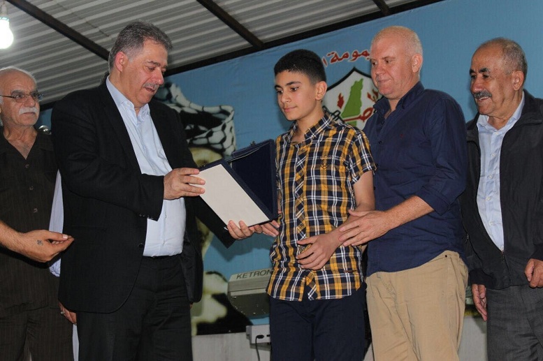 السفير دبور يكرم الطالب المتفوق اسماعيل عجاوي