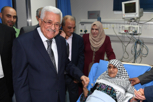 الرئيس يزور مجمع فلسطين الطبي ويعود المرضى ووالدة الشهيد سميح المدهون
