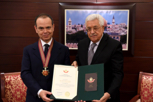 الرئيس يقلّد القنصل الإيطالي العام وسام نجمة القدس