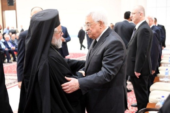 الرئيس يستقبل المعزين بوفاة شقيقه في مقر الرئاسة