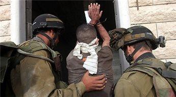 الخليل: الاحتلال يعتقل ثلاثة مواطنين بينهم فتى