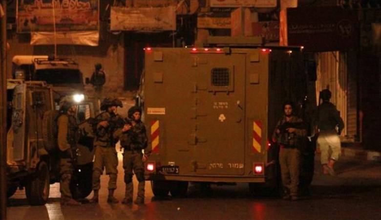 قوات الاحتلال تنكل بمواطن من قلقيلية وتصيبه بجروح بالغة