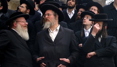 مستوطنون يؤدون طقوسا تلمودية في منطقة المقامات الأثرية في بلدة عورتا