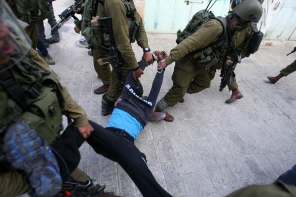 قوات الاحتلال تعتدي بالضرب على 3 أسرى من الخليل أثناء اعتقالهم
