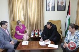 ايرلندا تسلم فلسطين مبلغاً مالياً لدعم التعليم وصيدم يكرمها