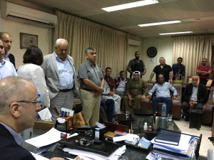 رئيس الوزراء يطمئن على الجرحى من أبناء المؤسسة الأمنية في نابلس