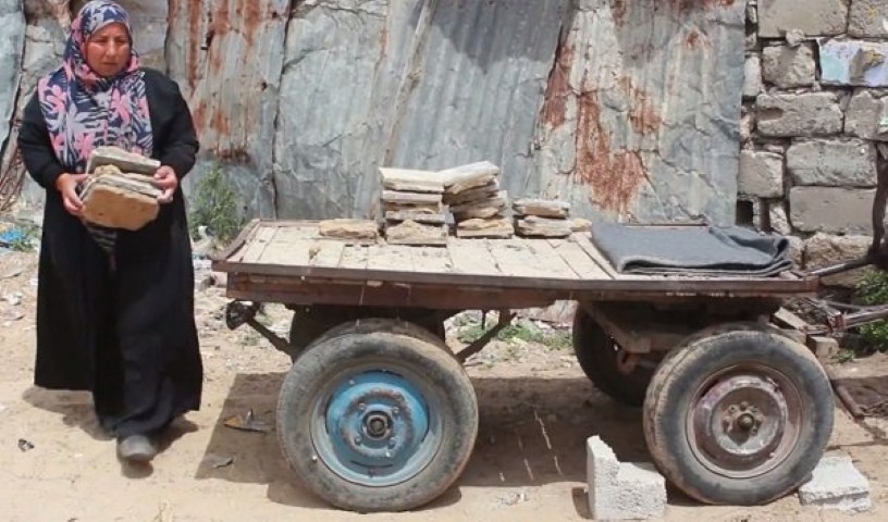 أم كريم... أيادٍ ناعمة تنتزع قوت أطفالها من الصخر