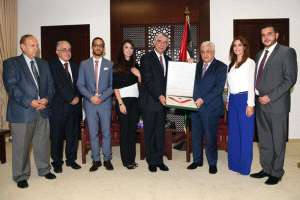 الرئيس يقلد المهندس إبراهيم الدقاق وسام الاستحقاق والتميز