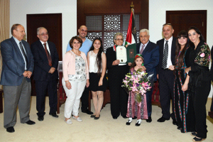 الرئيس يقلّد ماهرة الدجاني وسام الاستحقاق والتميز