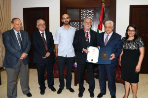 الرئيس يقلد الفنان جاك برسكيان وسام الثقافة والعلوم والفنون