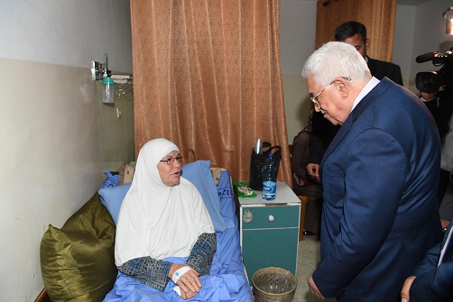 الرئيس يتفقد مجمع فلسطين الطبي ويعود عددا من المرضى