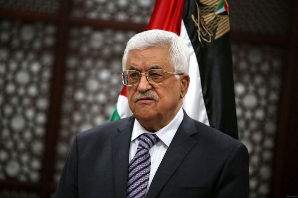 الرئيس يقلد السفير المصري وسام نجمة القدس