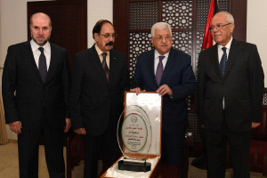 الرئيس يتسلم درع مؤتمر نقابة الطب المخبري