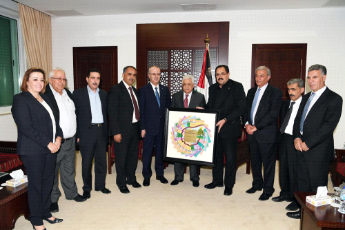 الرئيس يتسلم النسخة الجديدة من المنهاج الفلسطيني