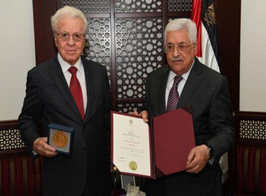 الرئيس يمنح رجل الاعمال حماد الحرازين شهادة تقدير لجهوده في خدمة شعبه وتعزيز صموده