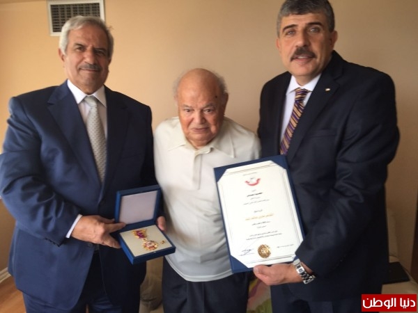 الرئيس يقلد الشاعر هارون رشيد وسام الثقافة والعلوم والفنون