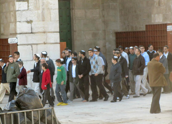 300 مستوطن يقتحمون الأقصى