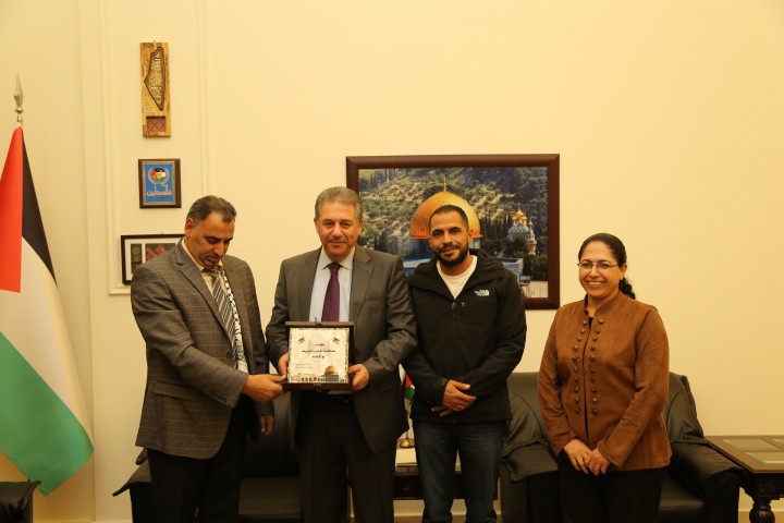 السفير دبور يلتقي وفداً من مدينة القدس