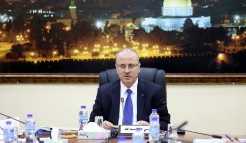 الحمد الله يتسلم دعوة لحضور قداس منتصف الليل لعيد الميلاد