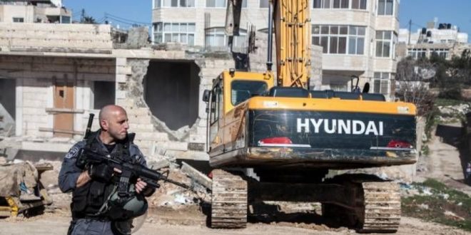 الاحتلال يهدم معرضا للمركبات وسط القدس