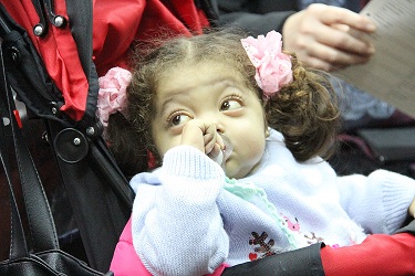 وزير الصحة يستقبل الطفلة ألين زمو بعد عودتها من رحلة علاج بتركيا