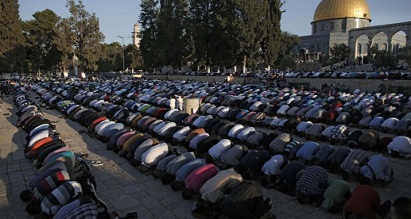 آلاف الفلسطينيين يؤدون الجمعة برحاب المسجد الأقصى