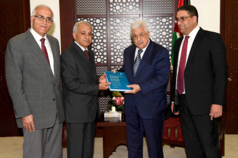 الرئيس يتسلم تقرير لجنة التحقيق في انتهاكات حقوق الانسان في فلسطين