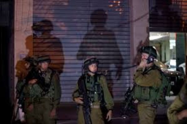 الاحتلال يعتقل صحفيا وشابا ويستولي على معدات محددة في الخليل