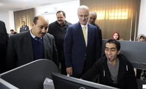 الحمد الله يتفقد قاعات الامتحانات الالكترونية لشغل الوظيفة العمومية