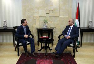 الحمد الله يبحث مع المفوض العام "للأونروا" أوضاع اللاجئين في مخيمات الشتات