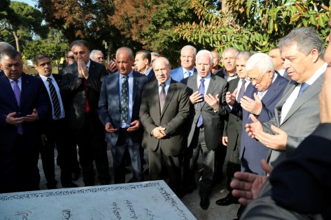 الرئيس يضع إكليلا من الزهور على النصب التذكاري لشهداء الثورة في بيروت