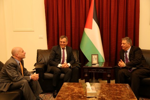 دبور يستقبل مدير الانروا كوردوني