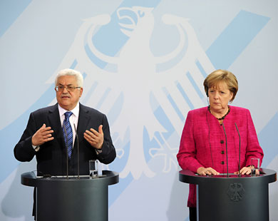 الرئيس في مؤتمر صحفي مع ميركل: متمسكون بخيار تحقيق السلام العادل والشامل وفق حل الدولتين