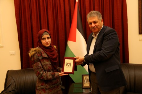 دبور يستقبل الطفله الشاعره هرشا